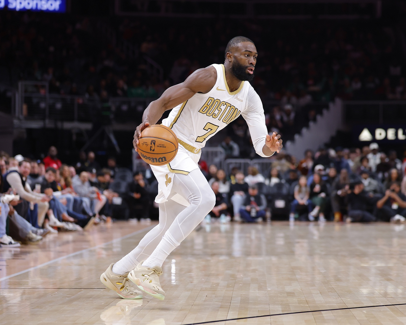 B体育中国官网-错失绝杀！杰伦·布朗28投11中&amp;关键2罚全铁 空砍32分11板2助1帽