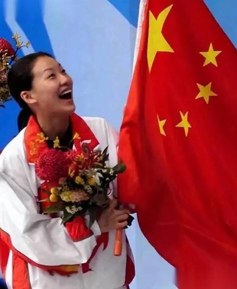 B体育赛事资讯-恩爱24年逃不过现实！48岁伏明霞美若天仙，74岁梁锦松却衰老憔悴|婚姻|岁月|家庭|身体|时光_新浪娱乐_新浪新闻